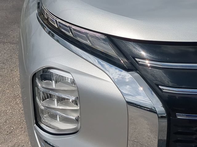 Used 2025 Mitsubishi Outlander SE FWD image 10