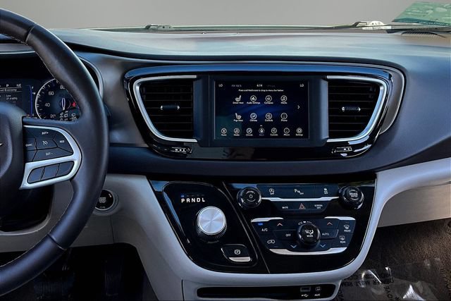 Used 2018 Chrysler Pacifica Touring-L FWD image 9