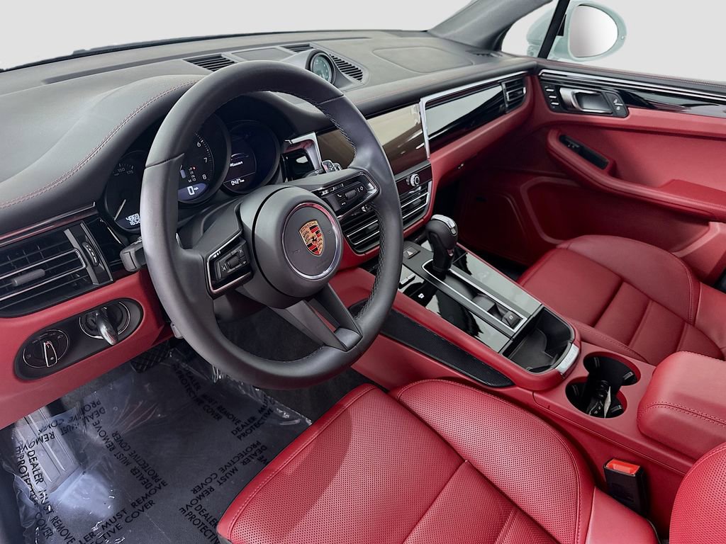 Certified 2025 Porsche Macan image 4