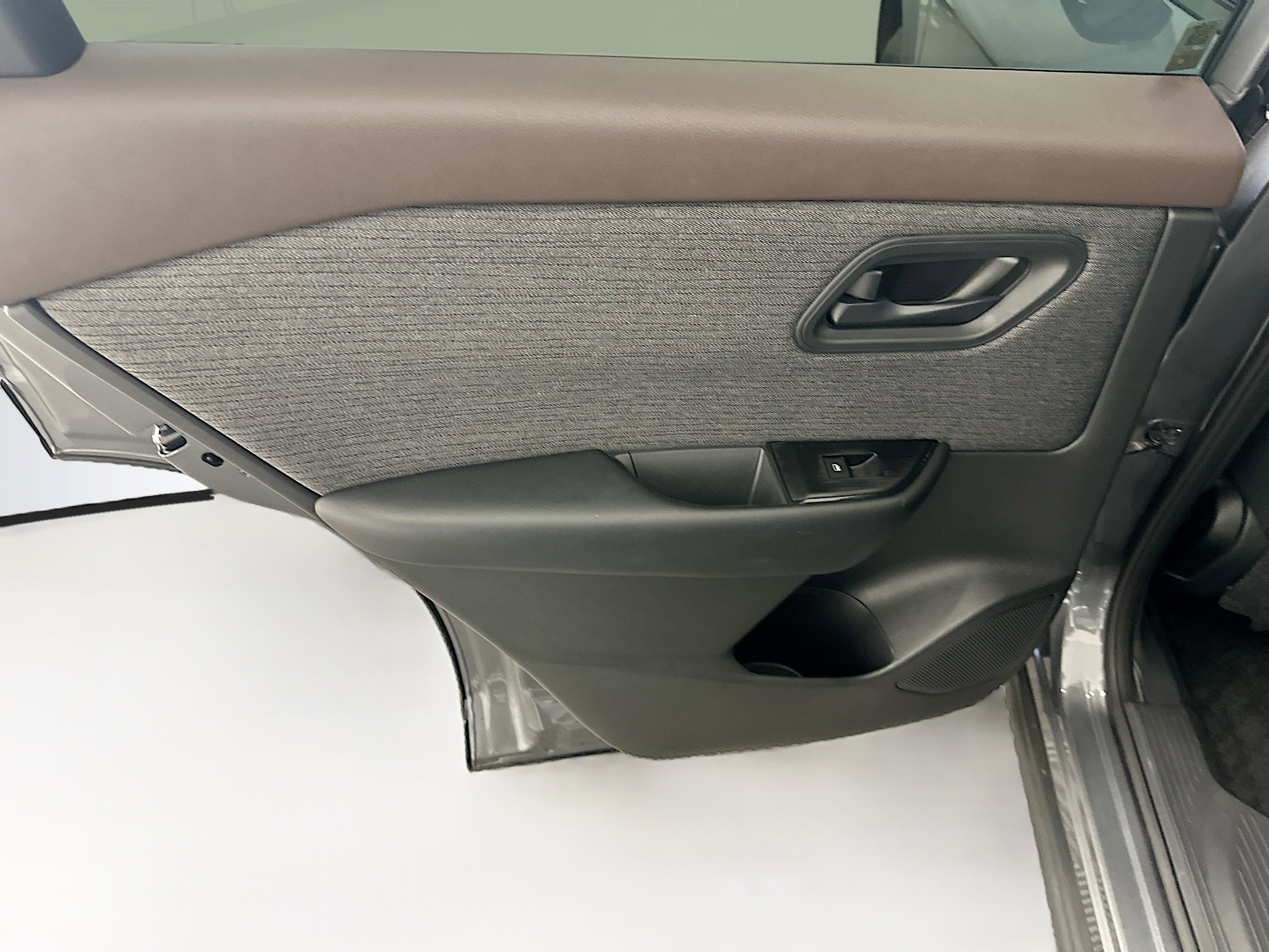 Used 2023 Nissan Rogue S image 27