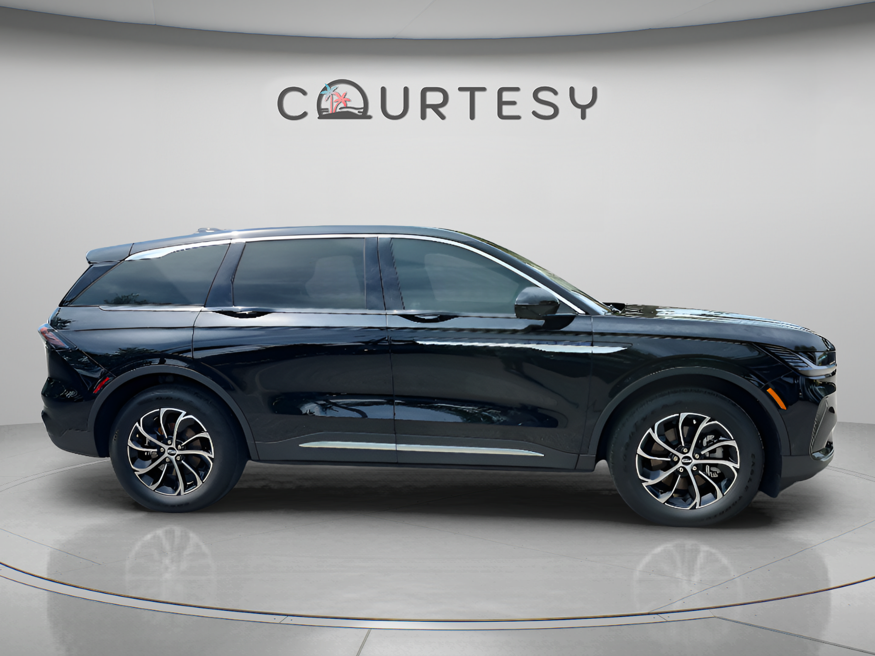 Used 2025 Lincoln Nautilus Premier AWD/4WD image 6