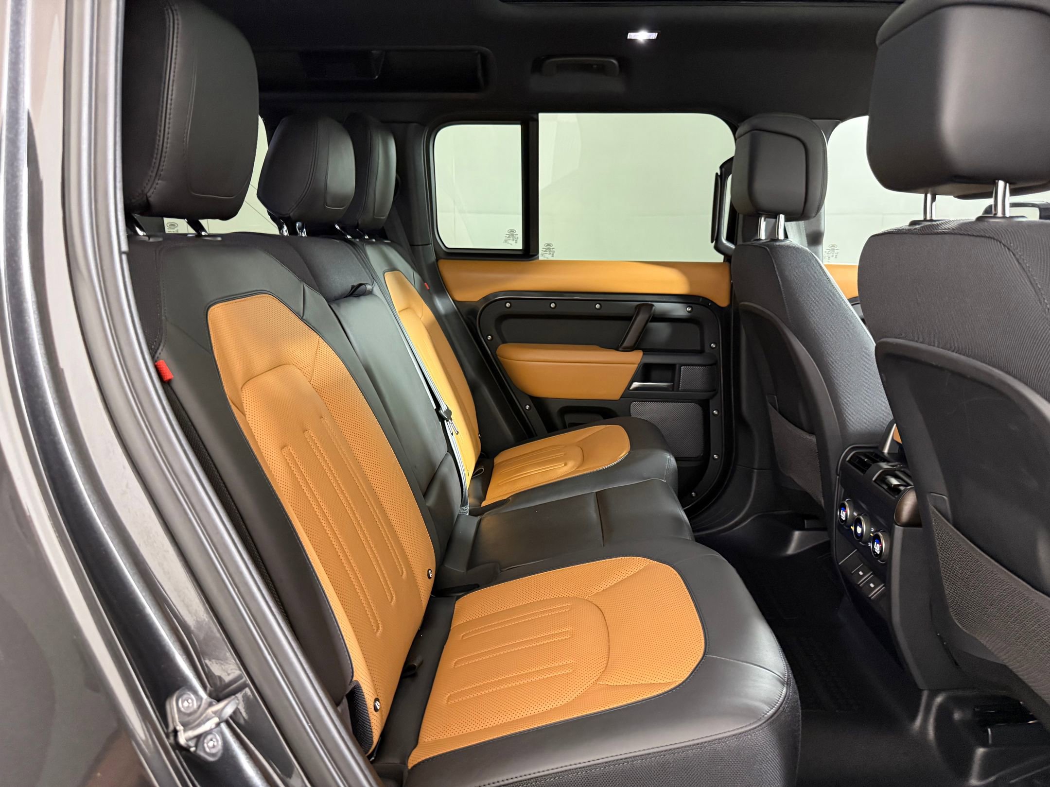 Used 2024 Land Rover Defender 110 X image 28