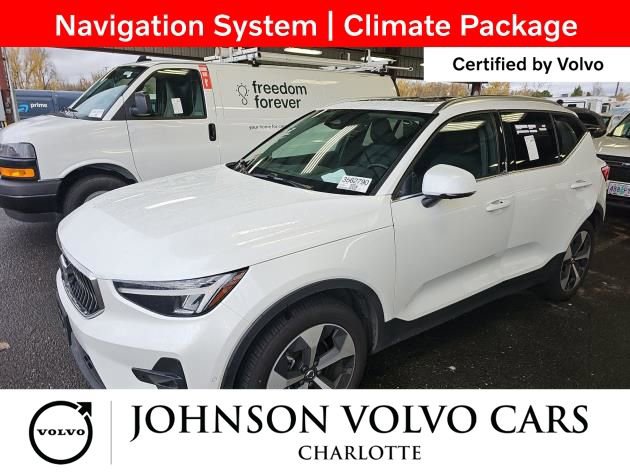 Used 2025 Volvo XC40 B5 Plus image 3