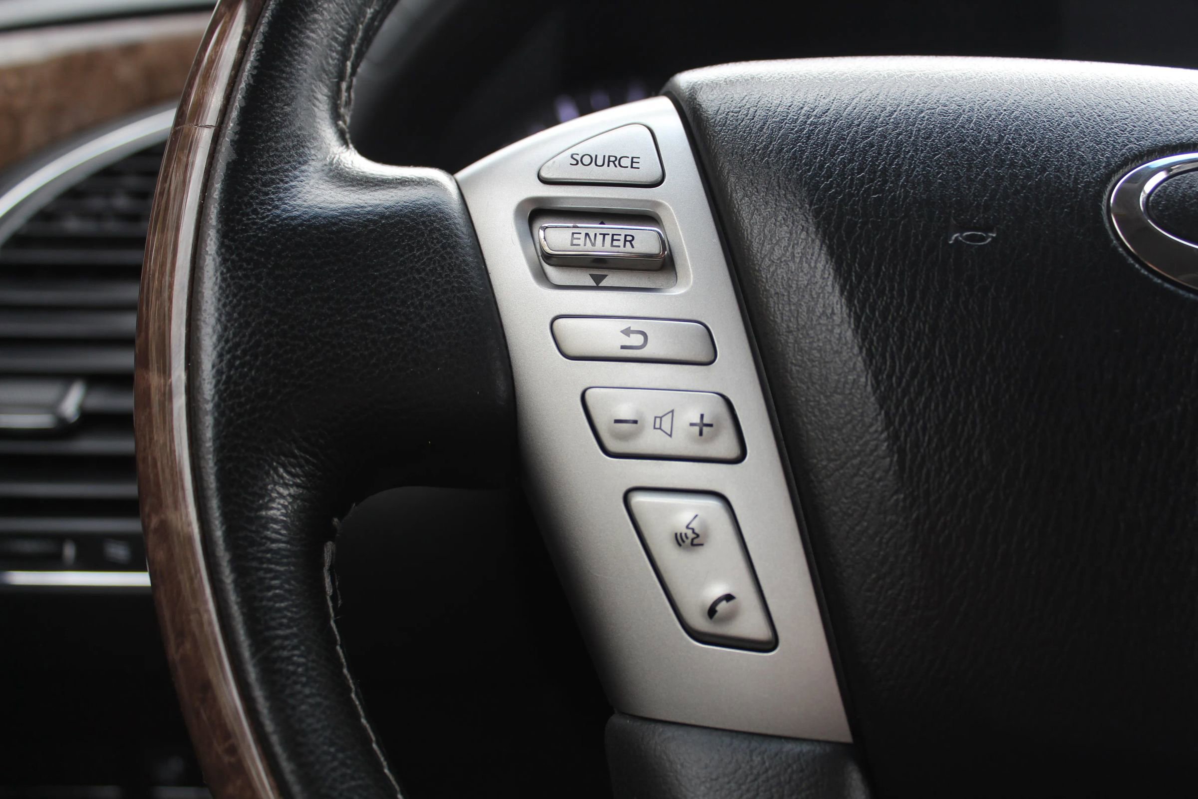 Used 2017 INFINITI QX80 4WD w/ Driver Assistance Package image 26