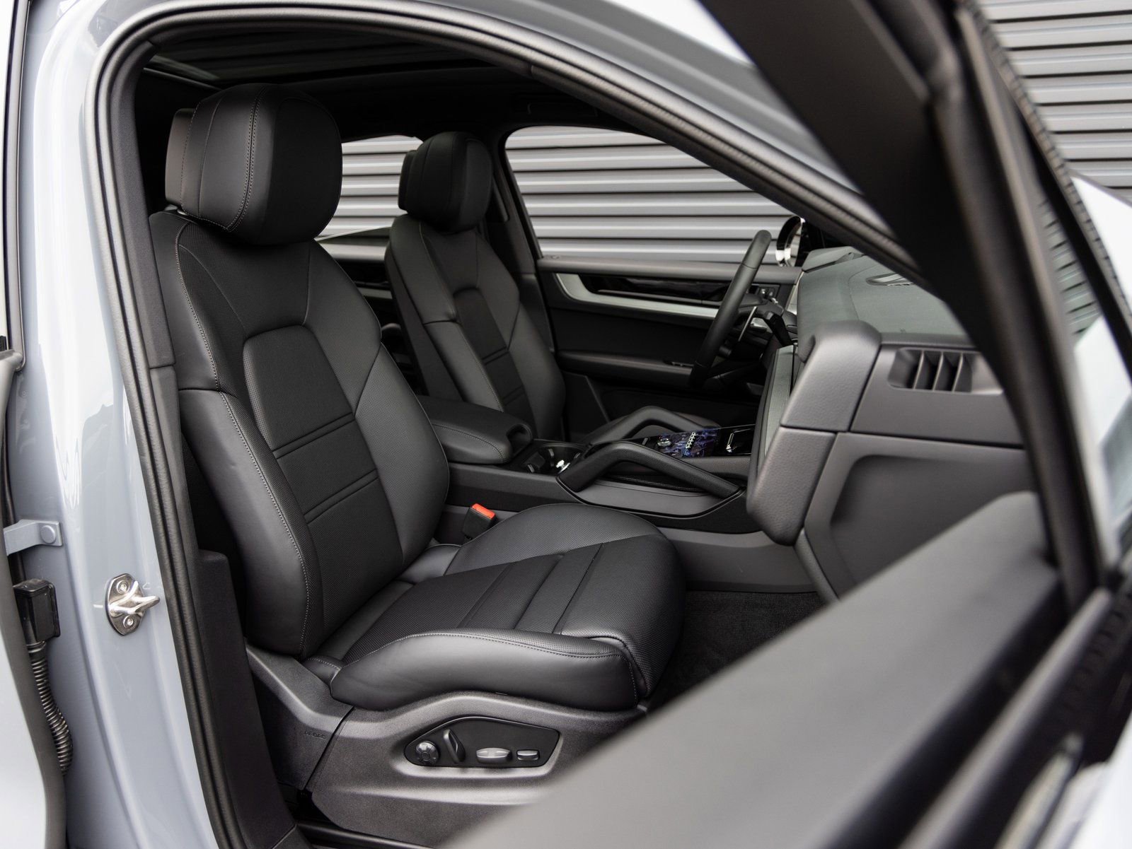 Certified 2026 Porsche Cayenne Coupe image 33