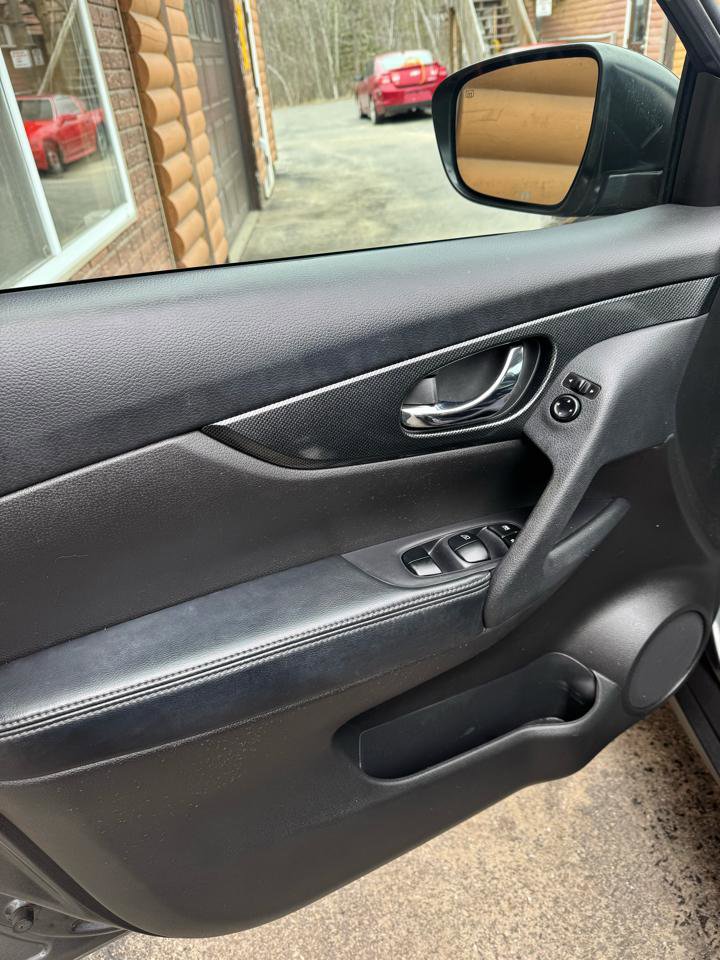 Used 2015 Nissan Rogue SL image 6