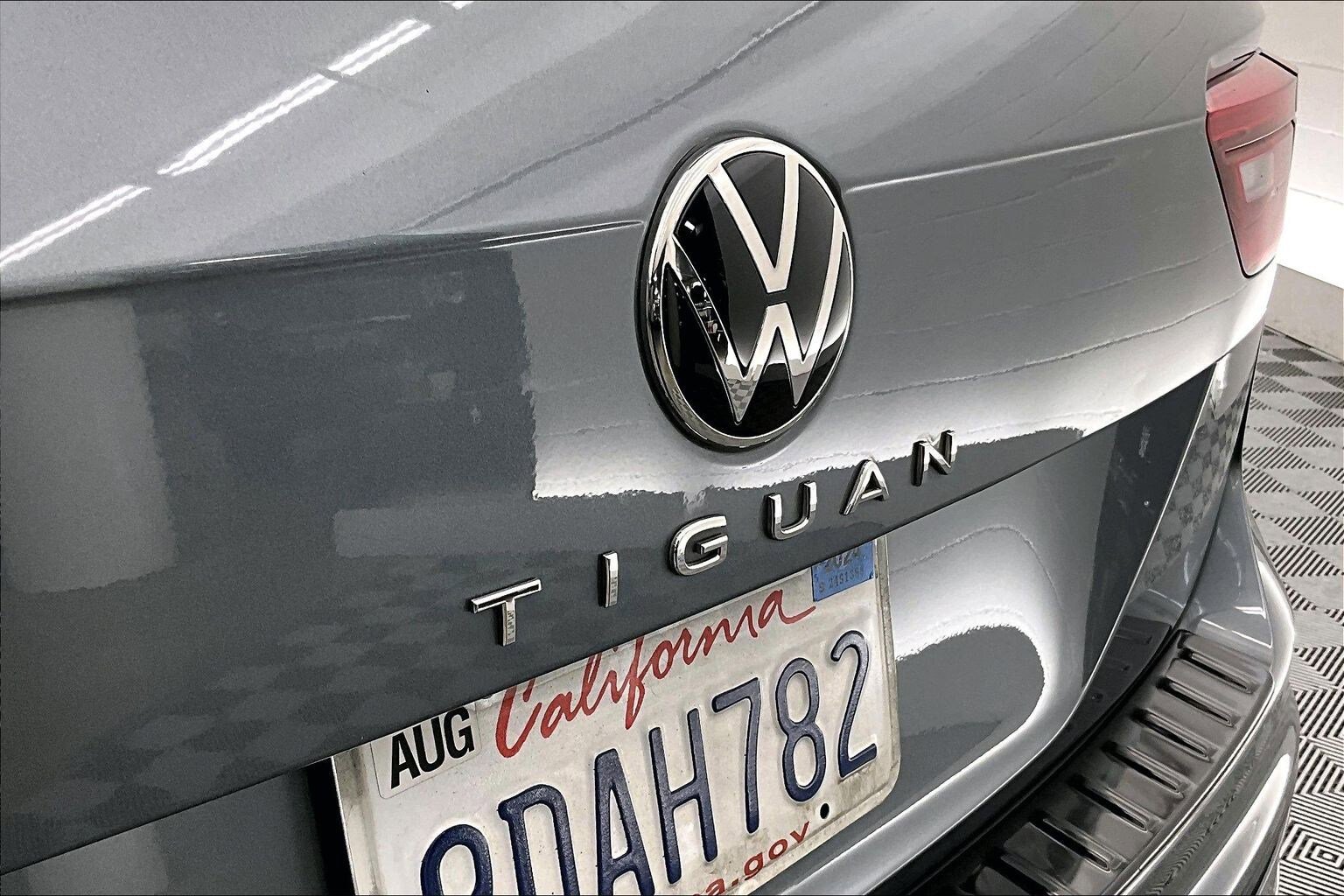 Used 2022 Volkswagen Tiguan SE R-Line FWD image 7