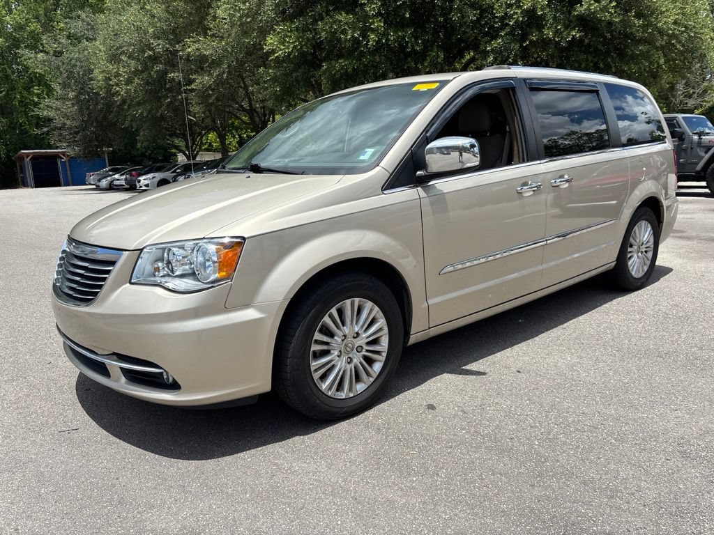 Used 2014 Chrysler Town & Country Limited FWD image 26