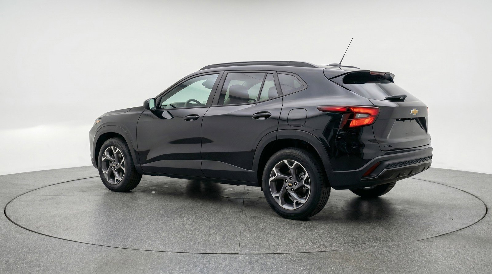 Used 2025 Chevrolet Trax LT FWD image 6