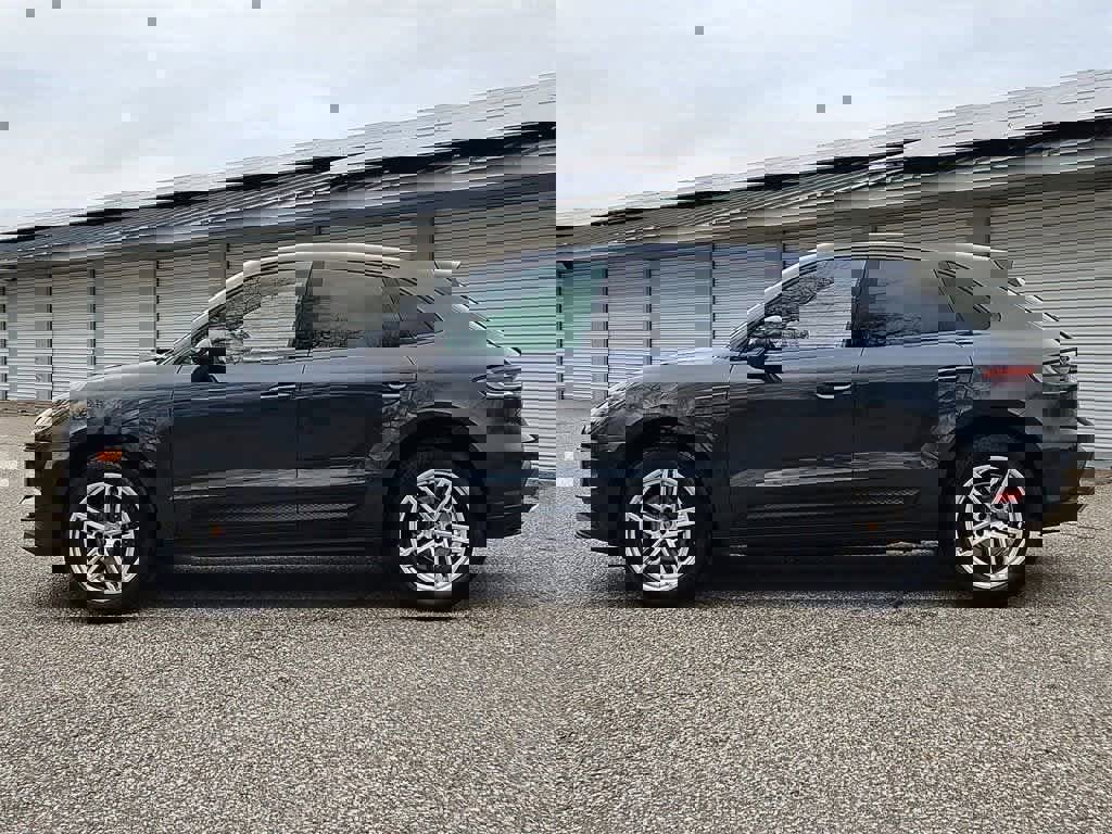 Certified 2025 Porsche Macan image 2