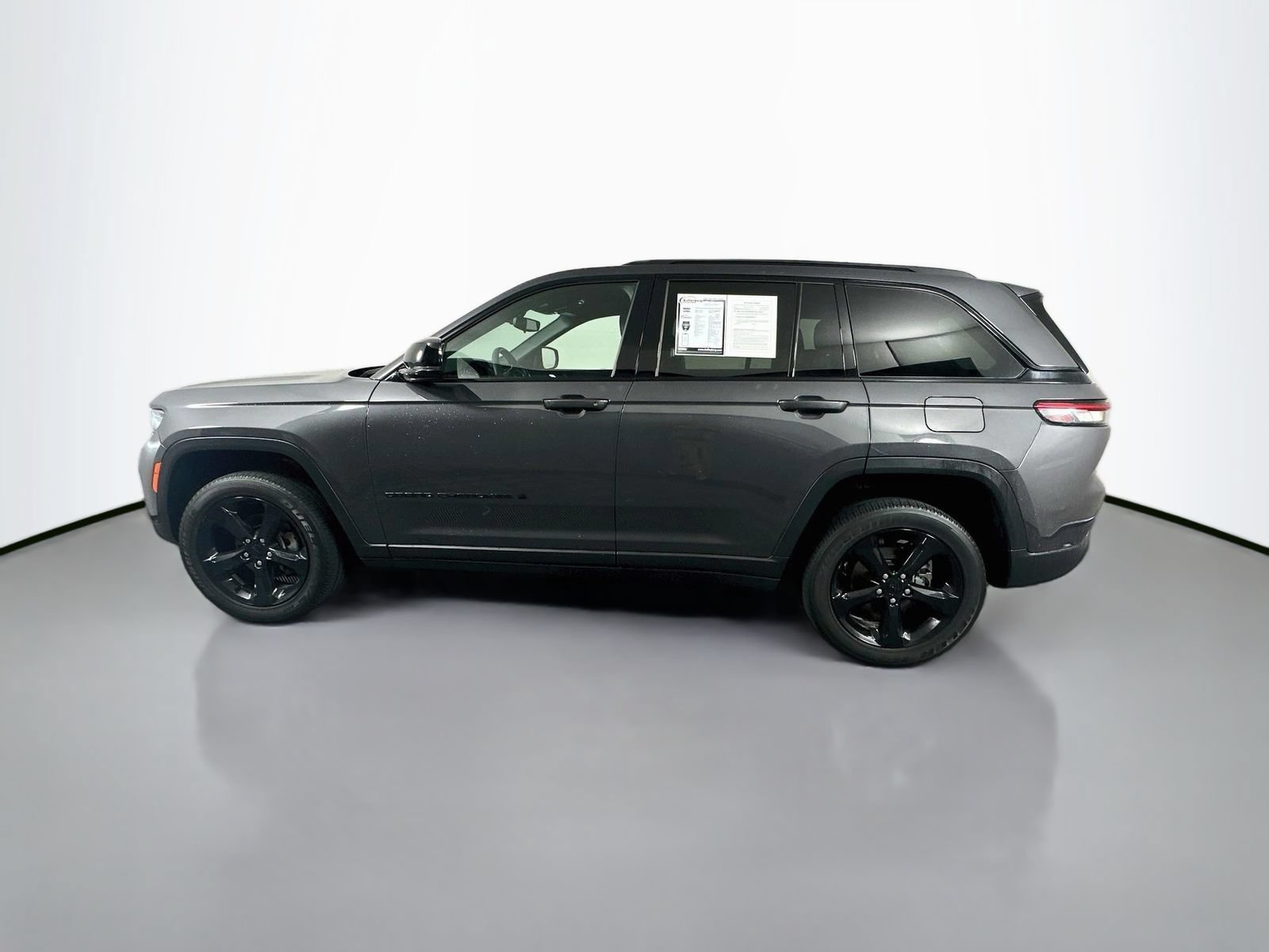 Used 2023 Jeep Grand Cherokee Altitude AWD/4WD image 4