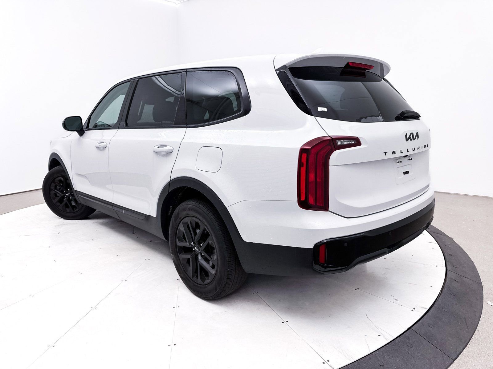 Used 2023 Kia Telluride LX image 2
