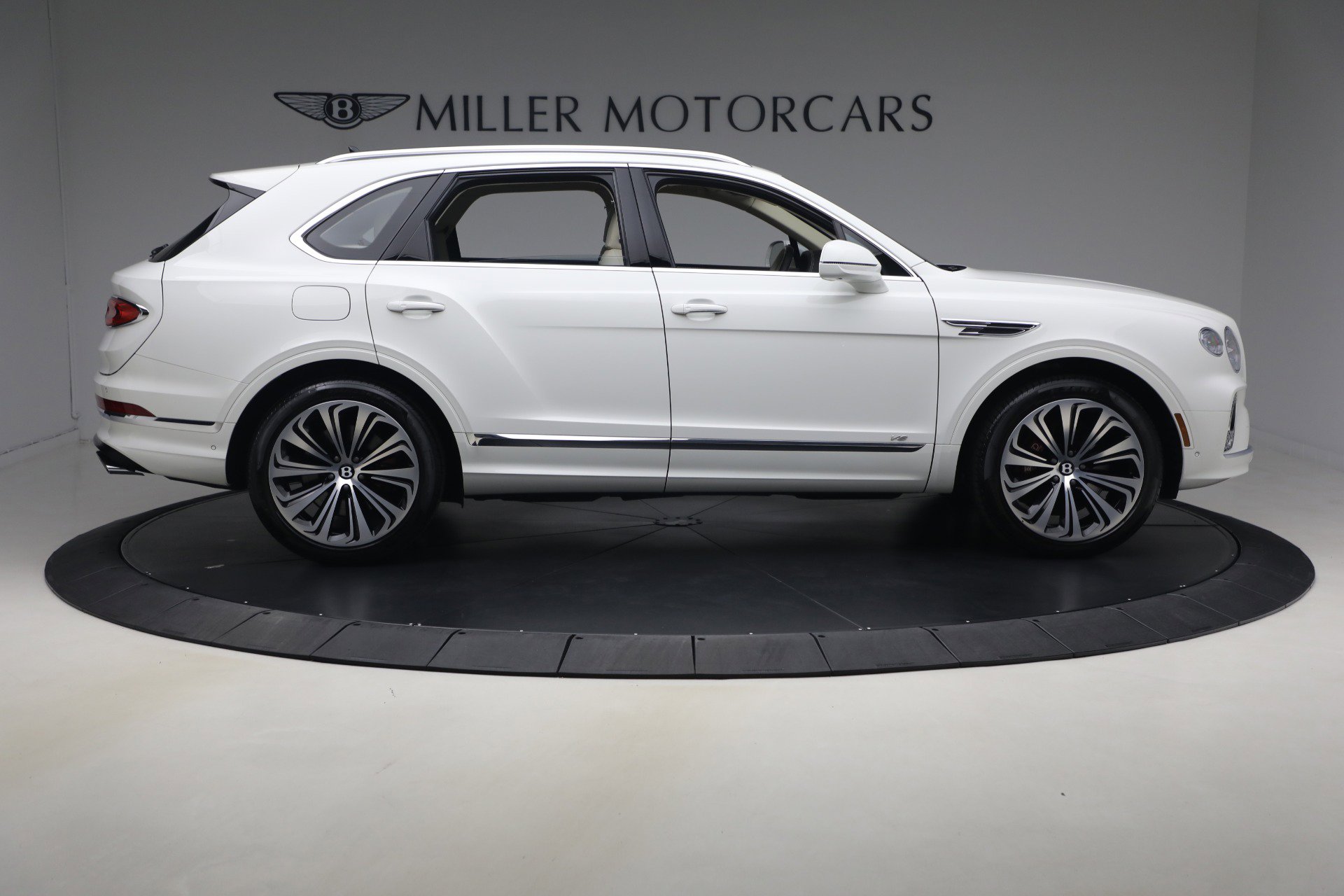 Used 2022 Bentley Bentayga AWD/4WD image 9