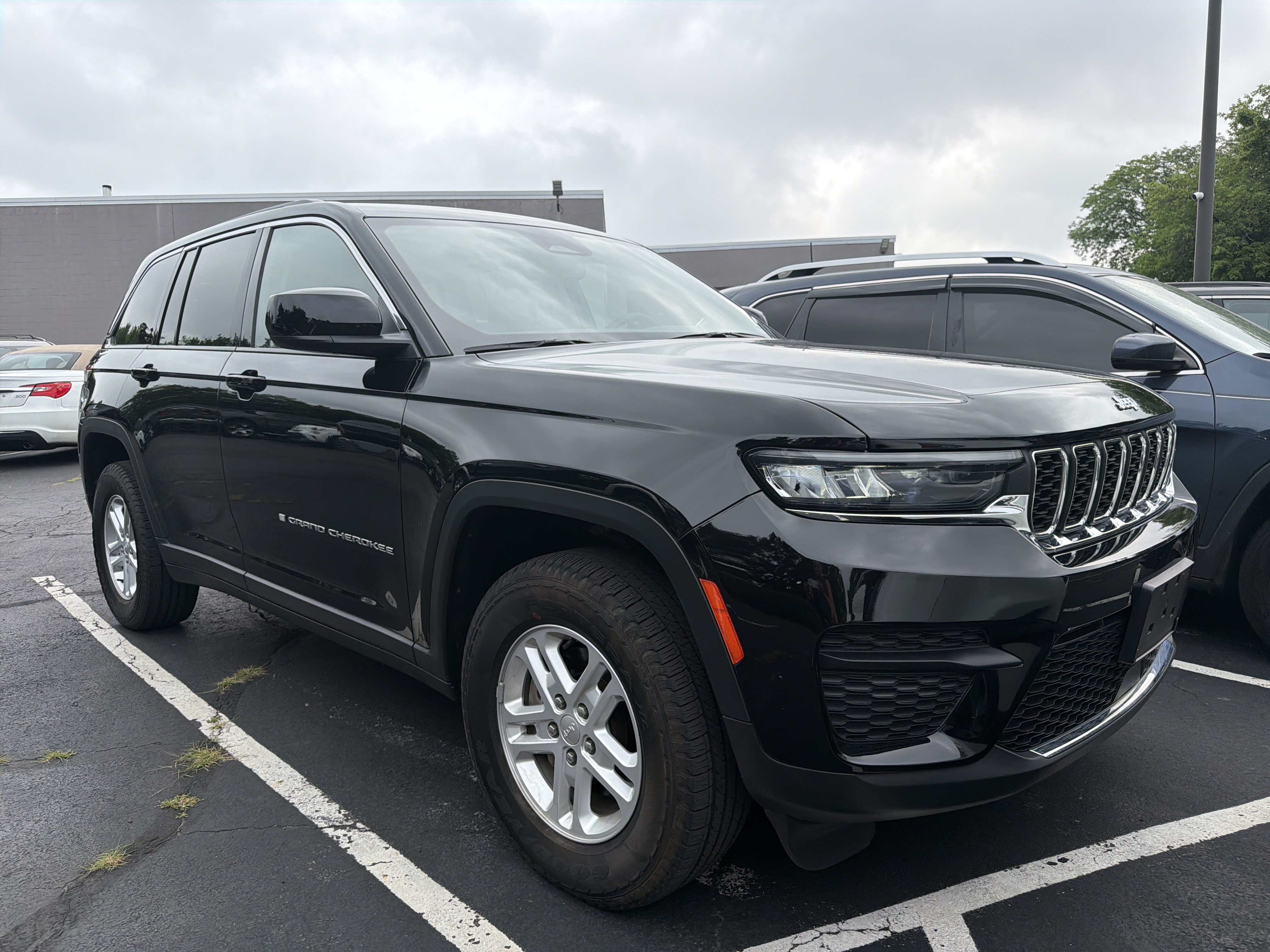 Certified 2023 Jeep Grand Cherokee Laredo w/ Luxury Tech Group I AWD/4WD image 1