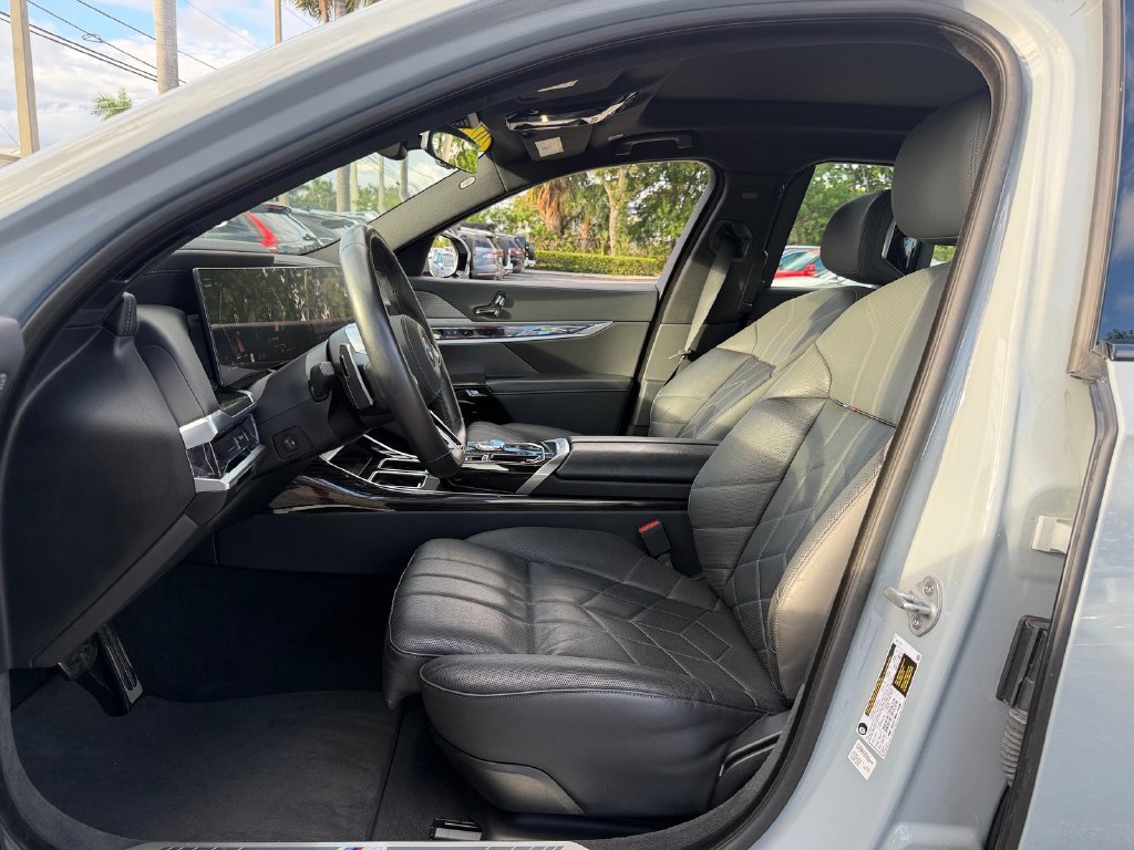 Used 2025 BMW 740i RWD image 9