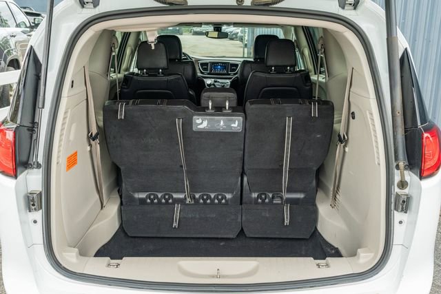 Used 2019 Chrysler Pacifica Touring-L image 14