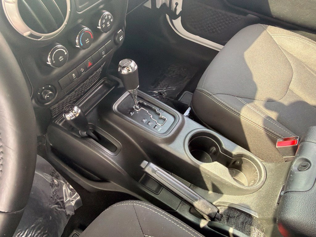Used 2018 Jeep Wrangler Sahara w/ Connectivity Group AWD/4WD image 23