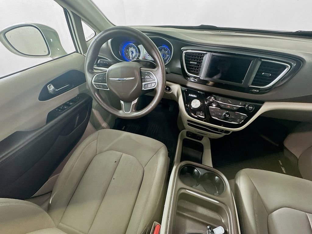 Used 2020 Chrysler Pacifica Touring image 9