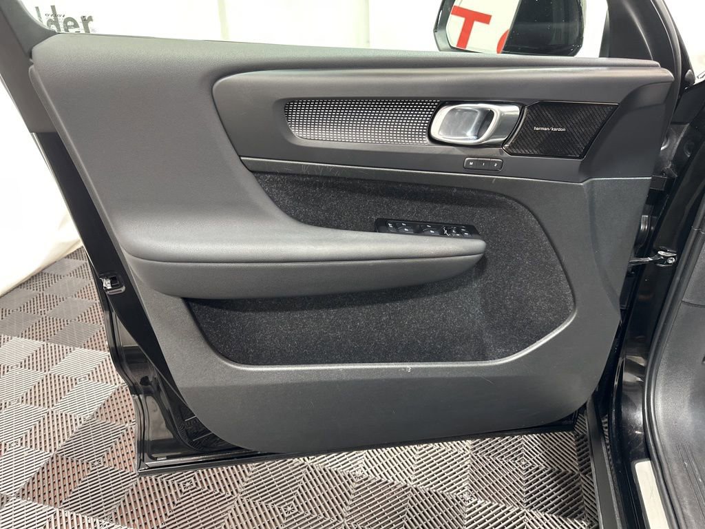 Used 2021 Volvo XC40 P8 Recharge image 23