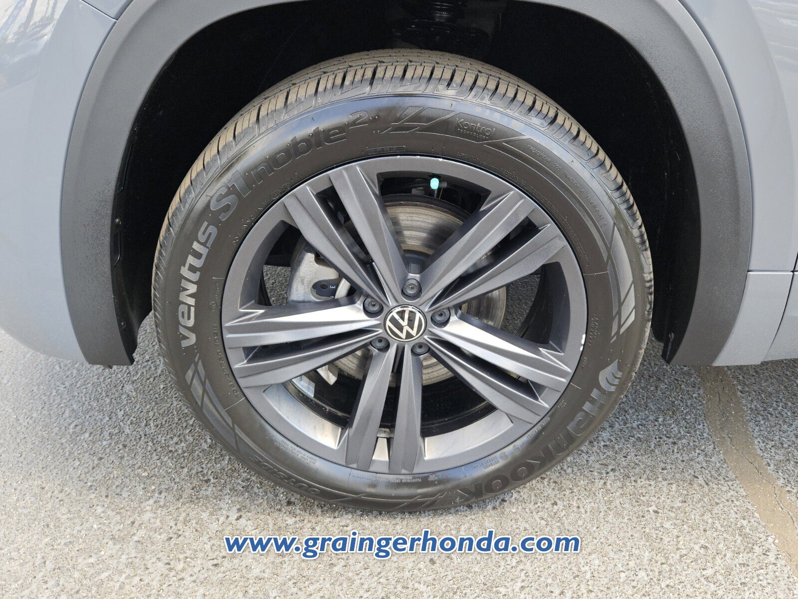 Used 2021 Volkswagen Atlas Cross Sport SE w/ Panoramic Sunroof Package image 9