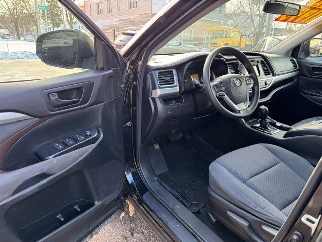 Used 2015 Toyota Highlander LE image 8