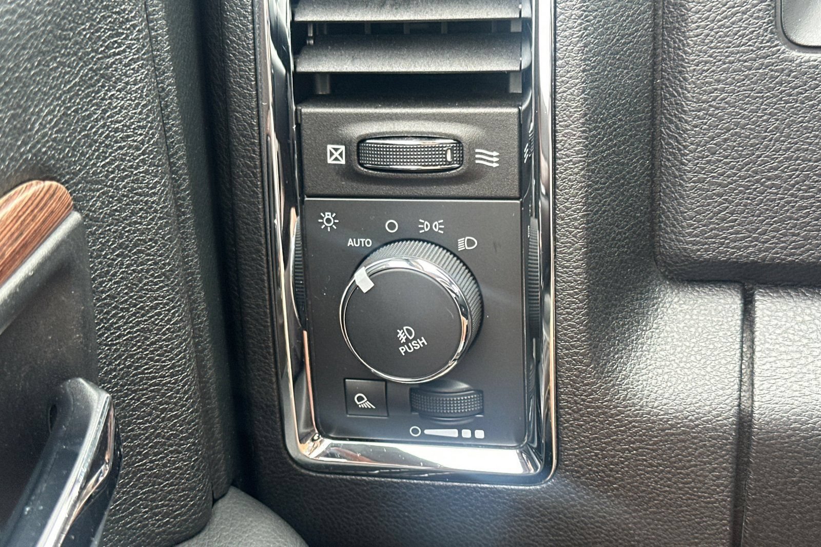 Used 2014 RAM 1500 Laramie w/ Convenience Group AWD/4WD image 30