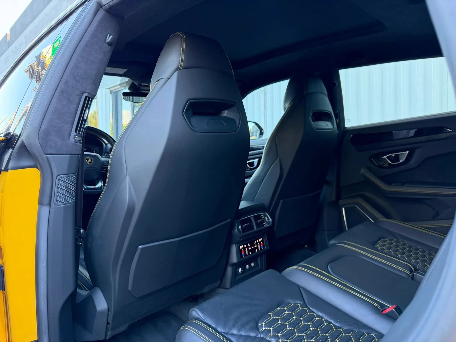 Used 2021 Lamborghini Urus AWD/4WD image 28