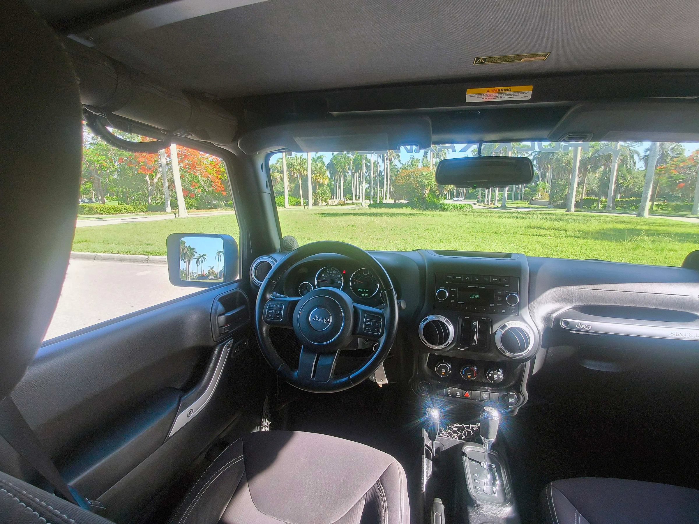 Used 2014 Jeep Wrangler Unlimited Rubicon w/ Connectivity Group AWD/4WD image 8