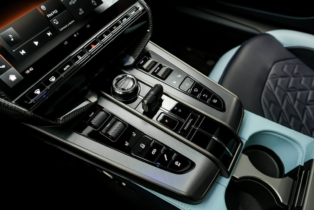 Used 2025 Aston Martin Vanquish RWD image 29