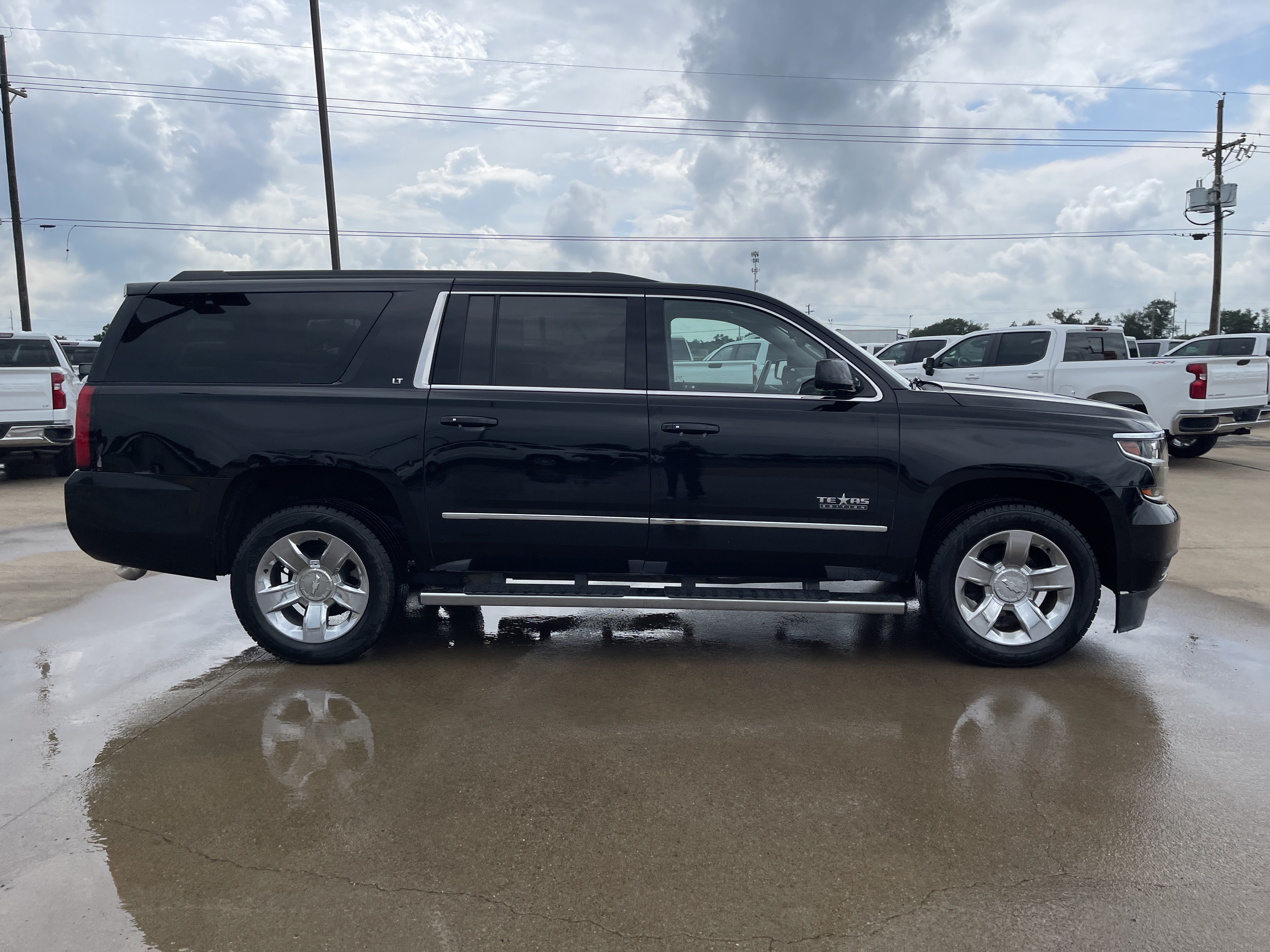 Used 2019 Chevrolet Suburban LT w/ LT Signature Package RWD image 3