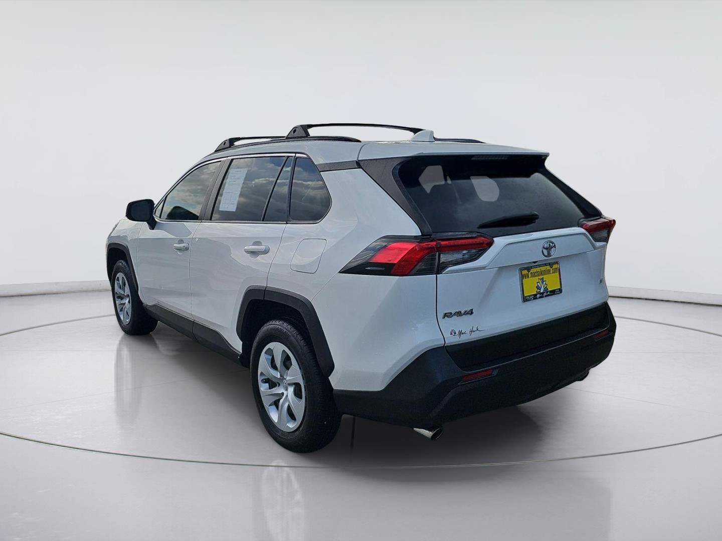 Used 2019 Toyota RAV4 LE FWD image 3