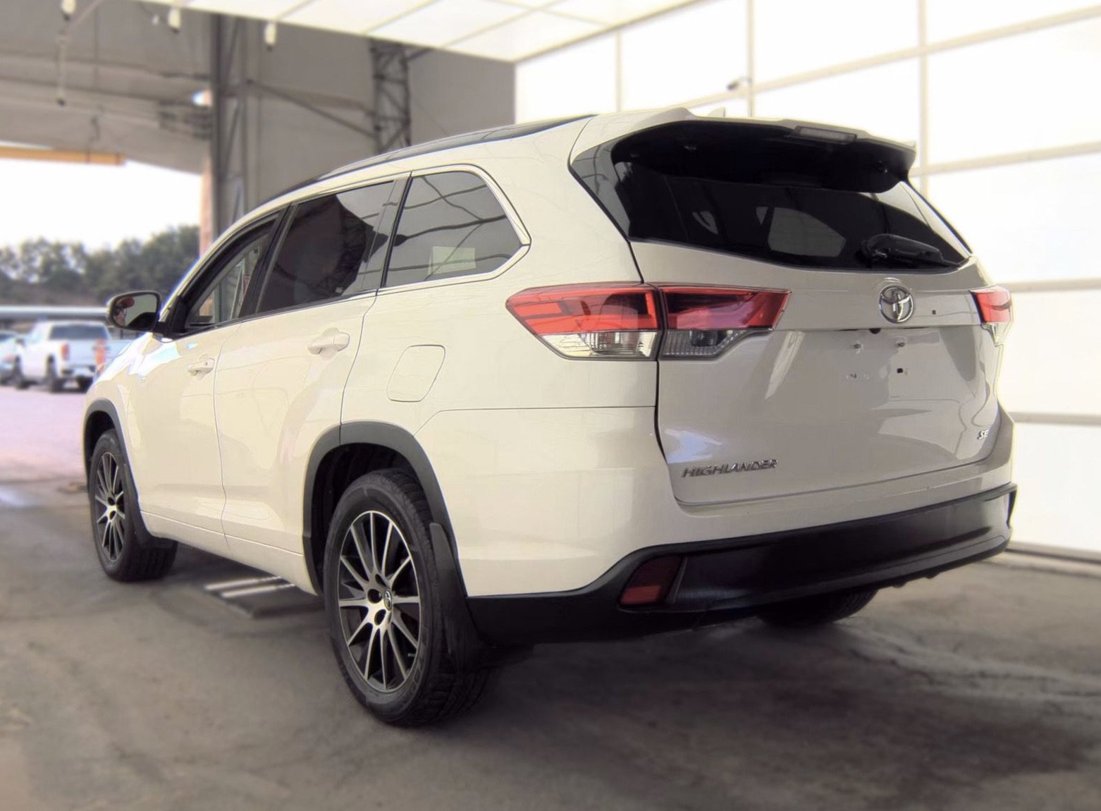Used 2018 Toyota Highlander SE AWD/4WD image 5