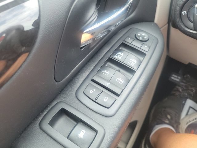 Used 2016 Dodge Grand Caravan SXT w/ UConnect Hands-Free Group FWD image 16