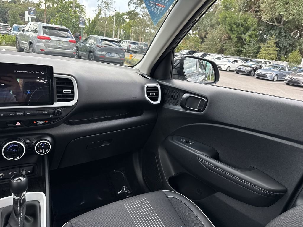 Used 2024 Hyundai Venue Limited image 16