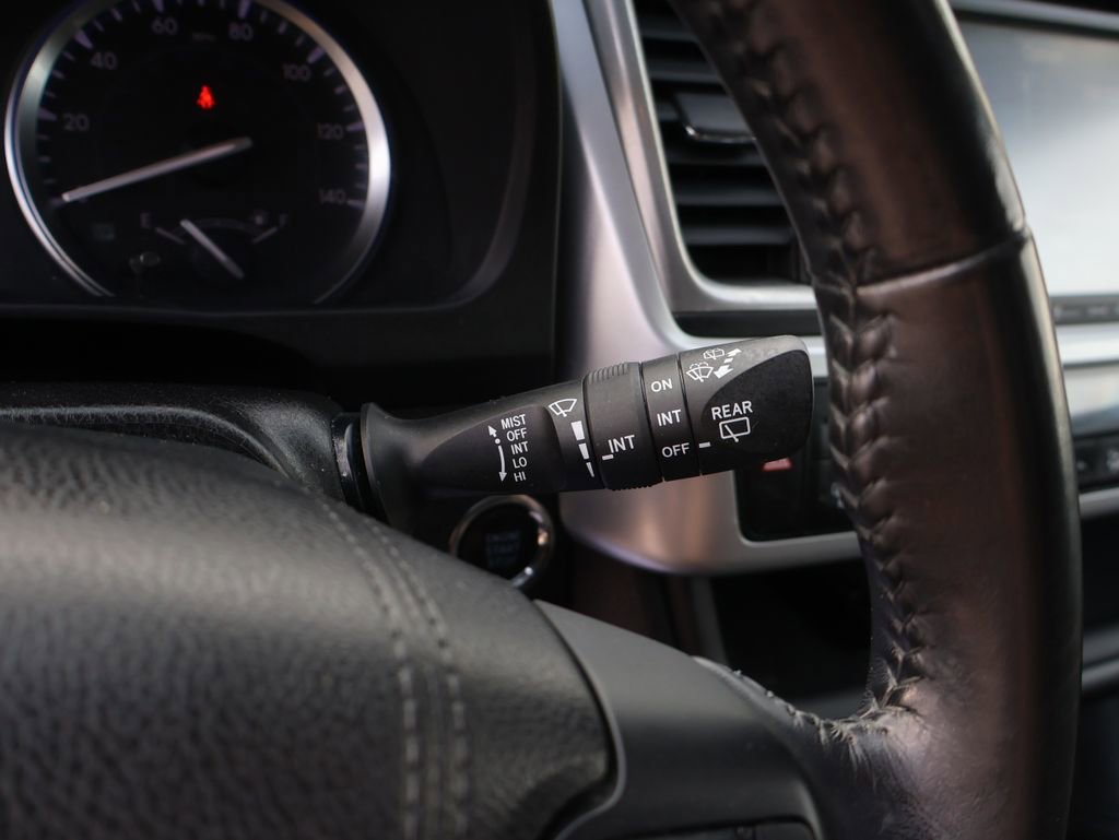 Used 2017 Toyota Highlander SE image 32