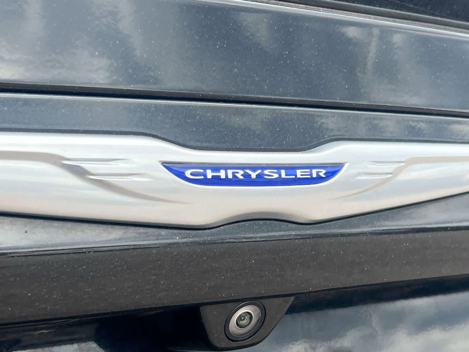 Used 2019 Chrysler Pacifica Limited w/ Tire & Wheel Group FWD image 12