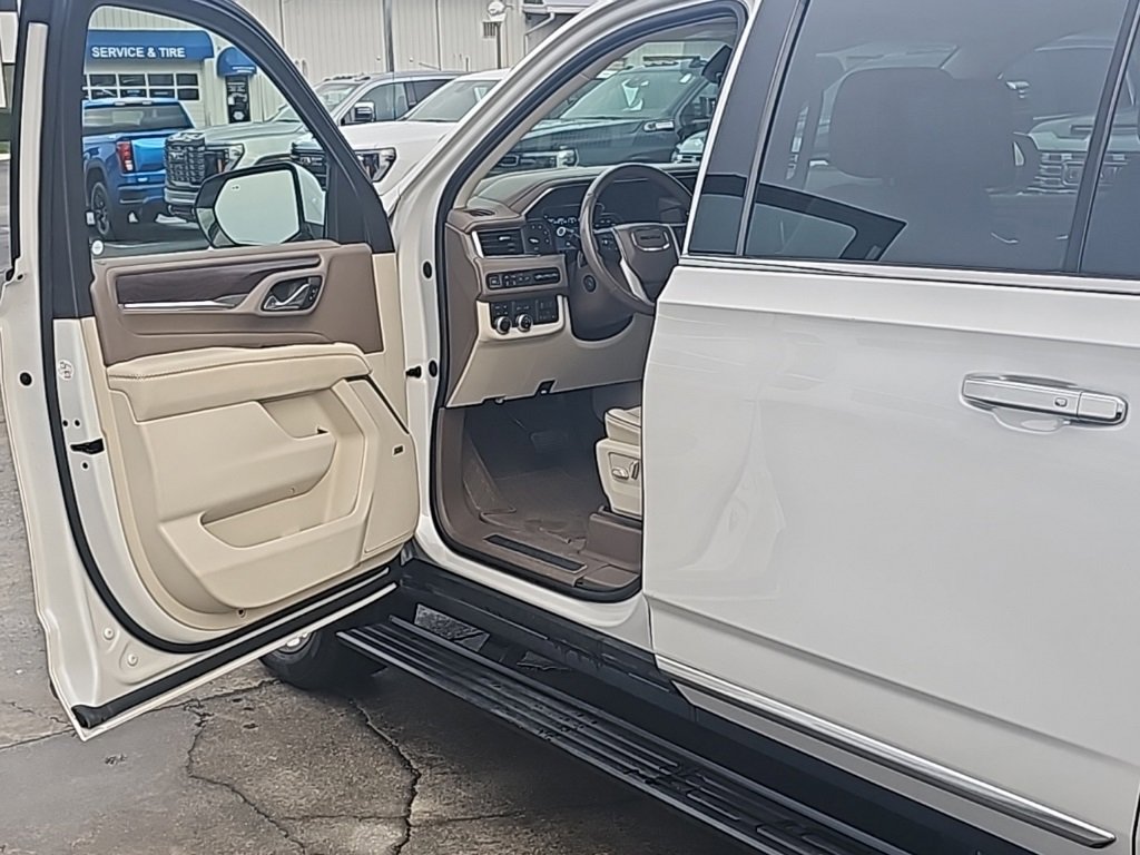 Used 2021 GMC Yukon XL Denali w/ Denali Premium Package image 11