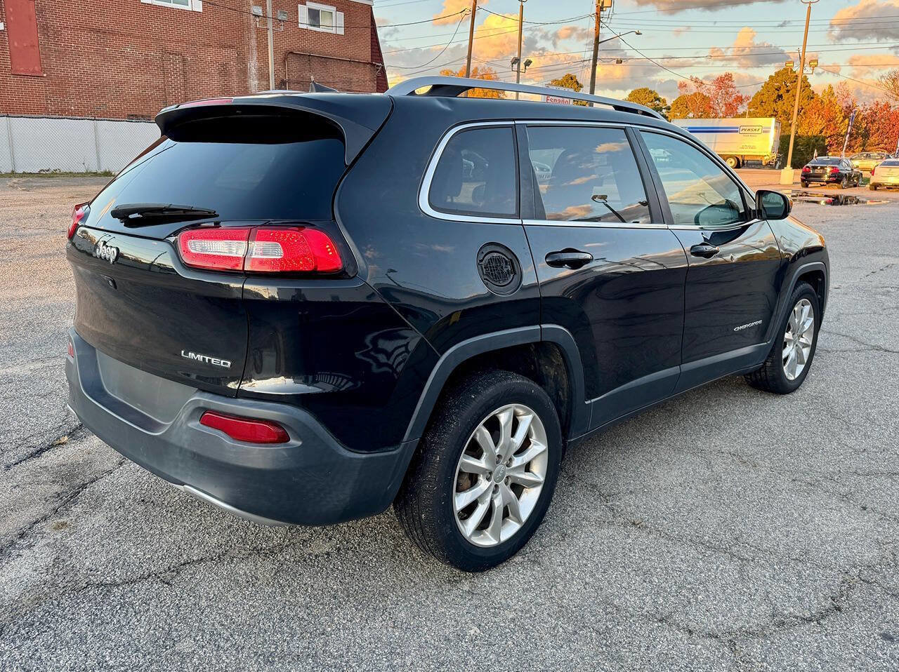 Used 2016 Jeep Cherokee Limited image 6