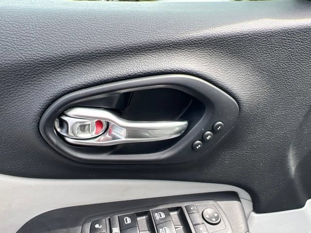Used 2019 Jeep Cherokee Limited AWD/4WD image 29