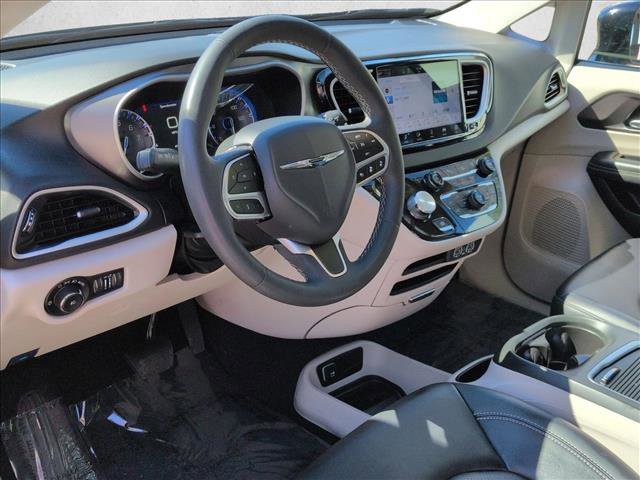Used 2024 Chrysler Pacifica Touring-L image 10