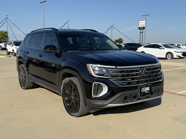 Used 2024 Volkswagen Atlas SE w/ Black Wheel Package