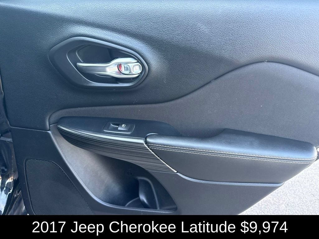 Used 2017 Jeep Cherokee Latitude FWD image 19