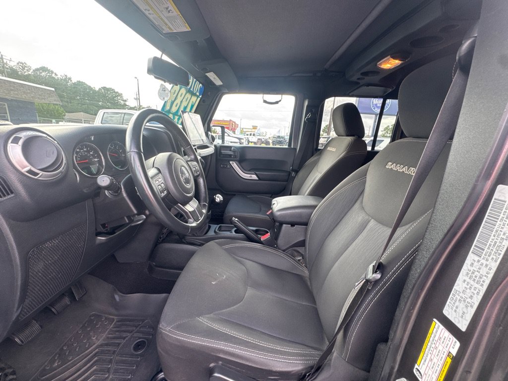 Used 2016 Jeep Wrangler Unlimited Sahara w/ Connectivity Group AWD/4WD image 12