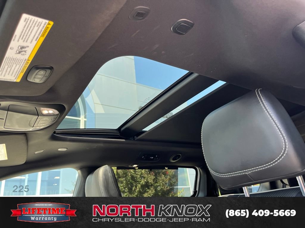 Used 2025 Chrysler Pacifica Limited FWD image 13