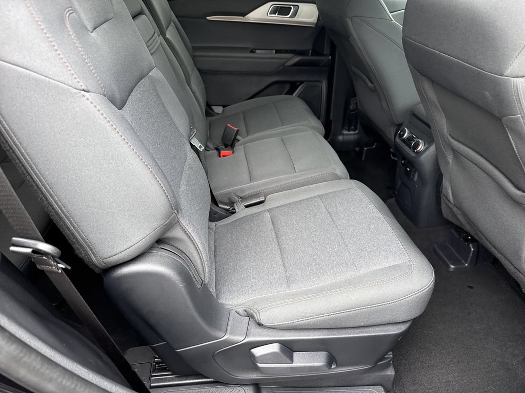 Used 2025 Ford Explorer Active AWD/4WD image 15