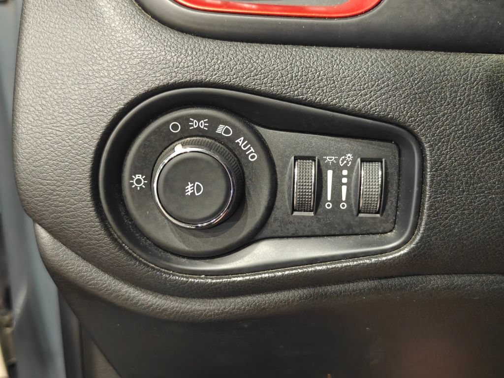 Used 2018 Jeep Renegade Trailhawk w/ Cold Weather Group II AWD/4WD image 37