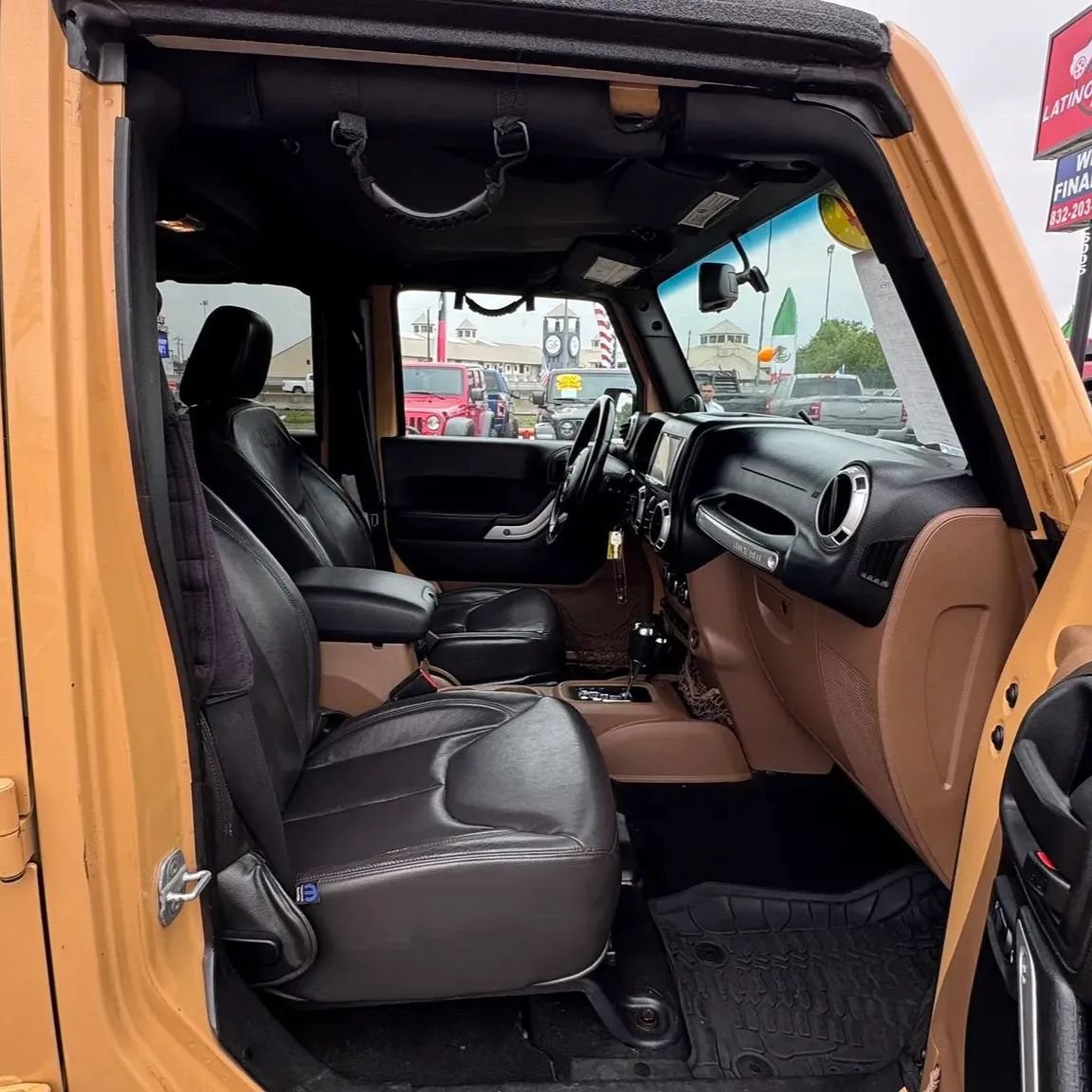 Used 2014 Jeep Wrangler Unlimited Rubicon w/ Connectivity Group AWD/4WD image 15