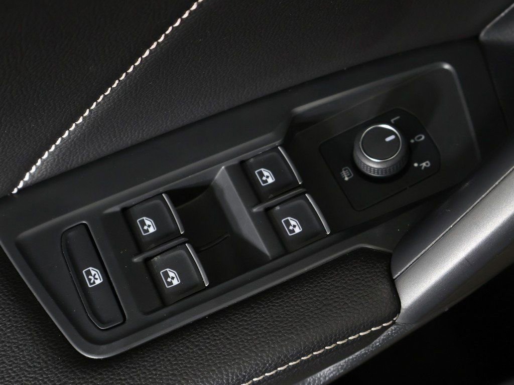 Used 2022 Volkswagen Tiguan SE w/ Panoramic Sunroof Package image 39