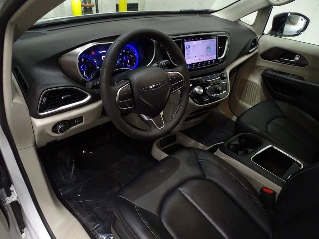 Used 2024 Chrysler Pacifica Touring-L image 23