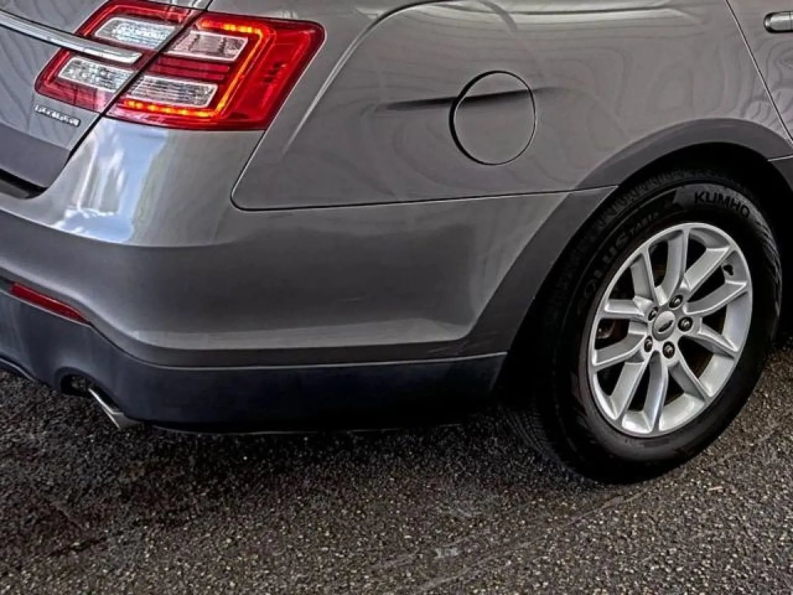 Used 2014 Ford Taurus SE FWD image 27